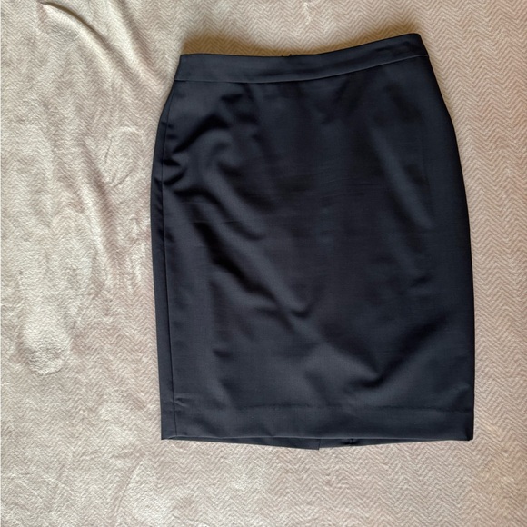Ann Taylor Classic Pencil Skirt - size 2P - Picture 5 of 7
